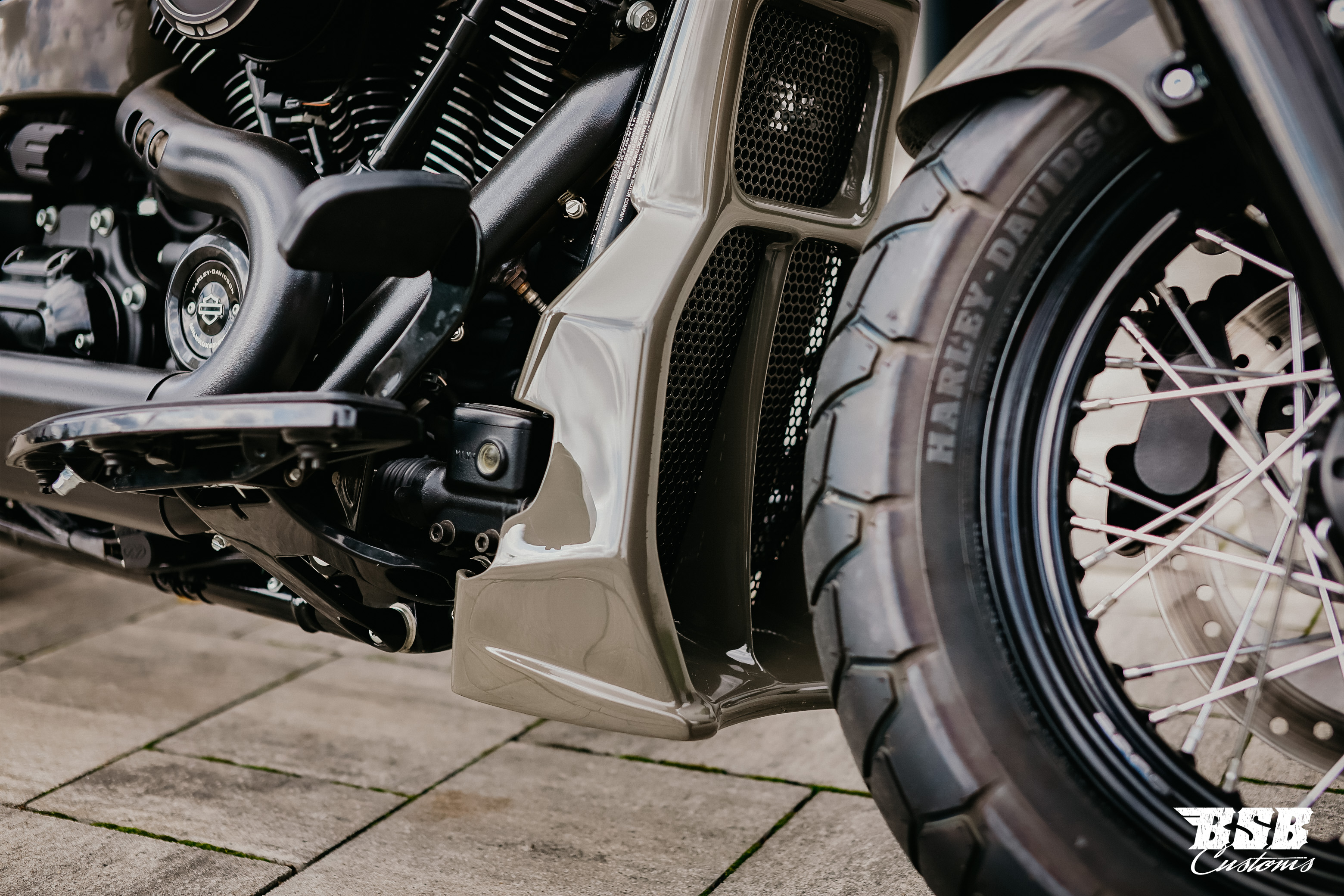 Killer Custom "Avenger" Series Softail M8 Radiator Cover (2018–2024)  Radiator Cover Bug Spoiler  mit TÜV 