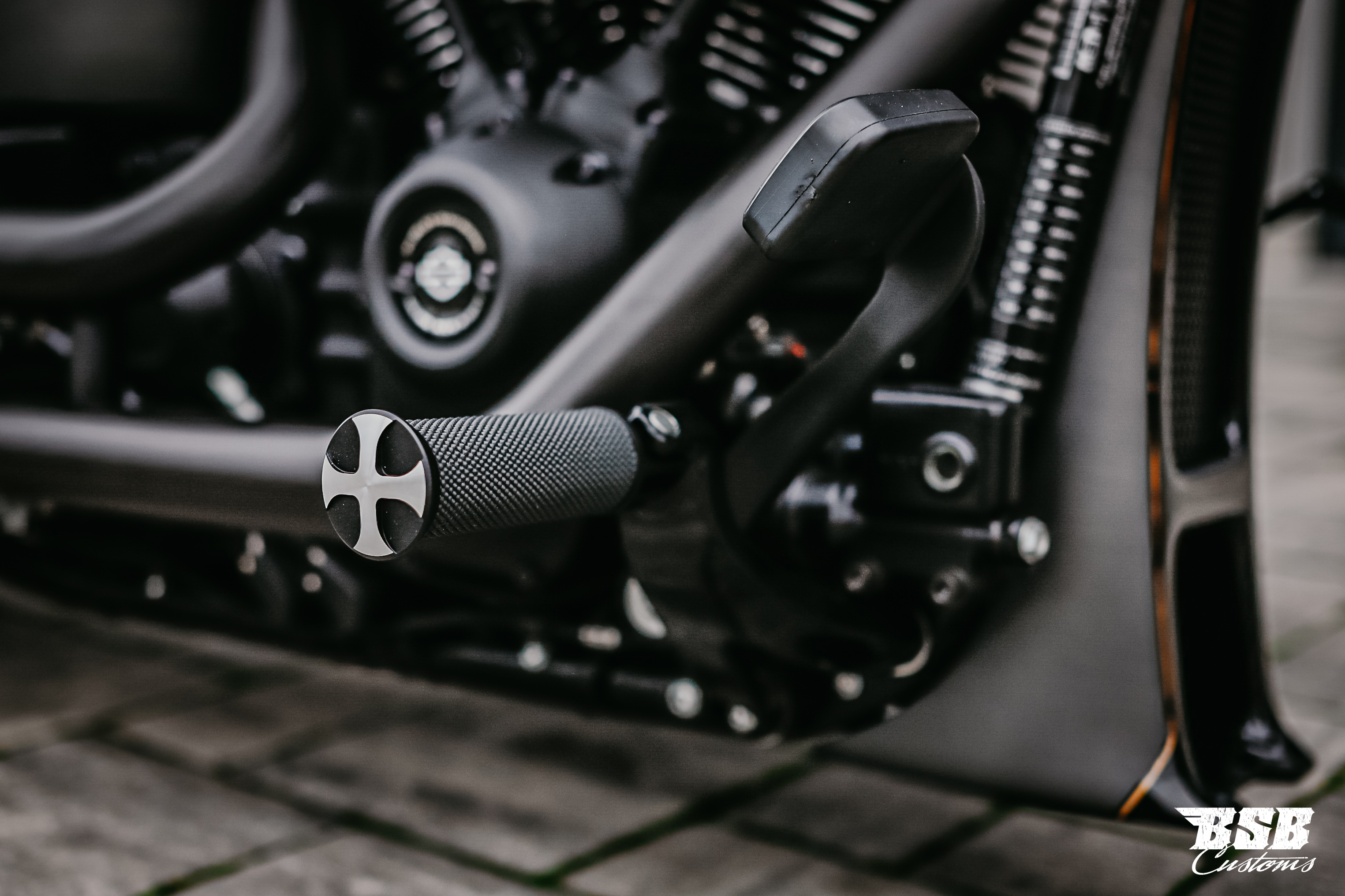 Killer Custom "Aggressor" Series Softail M8 Radiator Cover (2018–2024) // Bug Spoiler  - TÜV