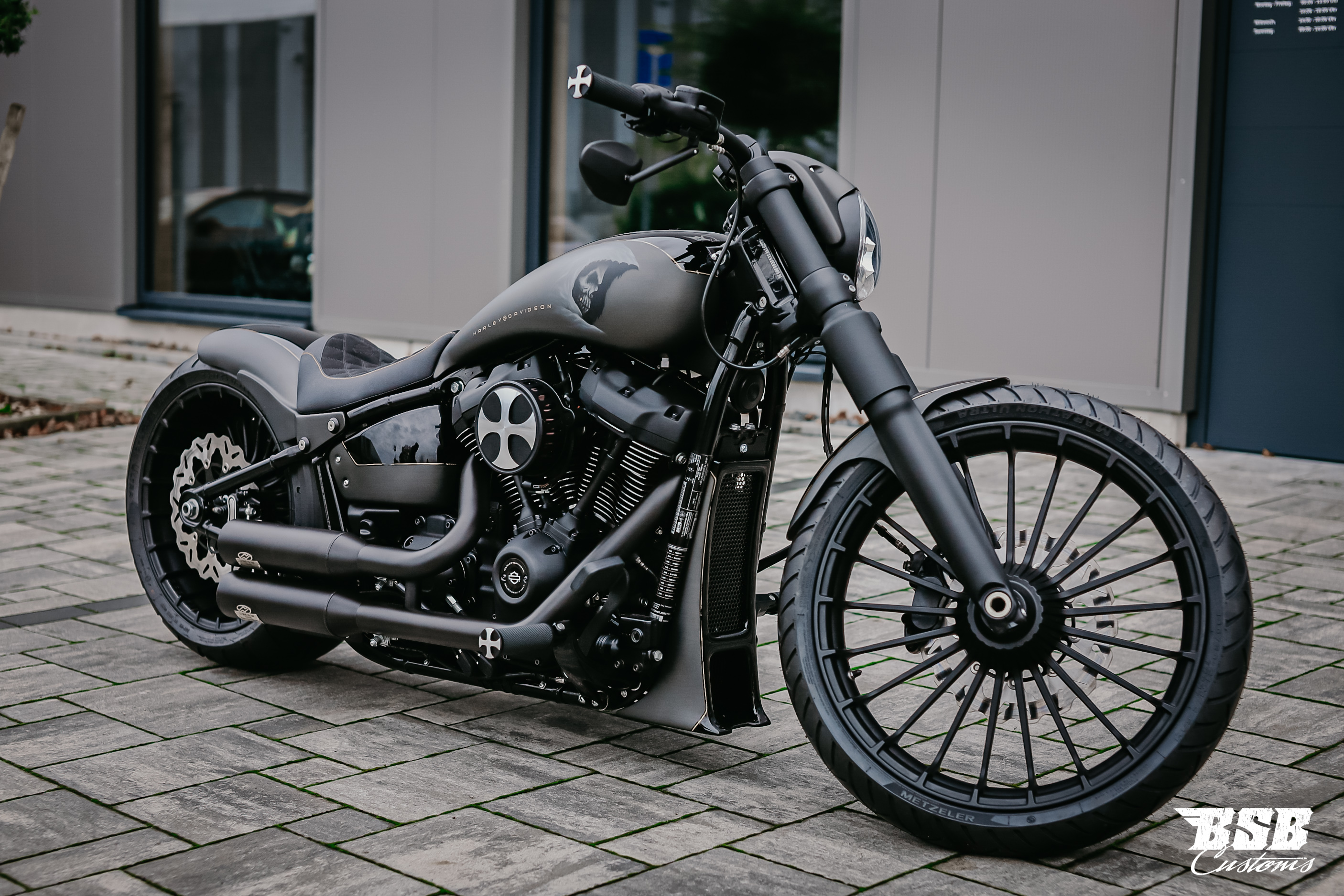 Killer Custom "Aggressor" Series Softail M8 Radiator Cover (2018–2024) // Bug Spoiler  - TÜV