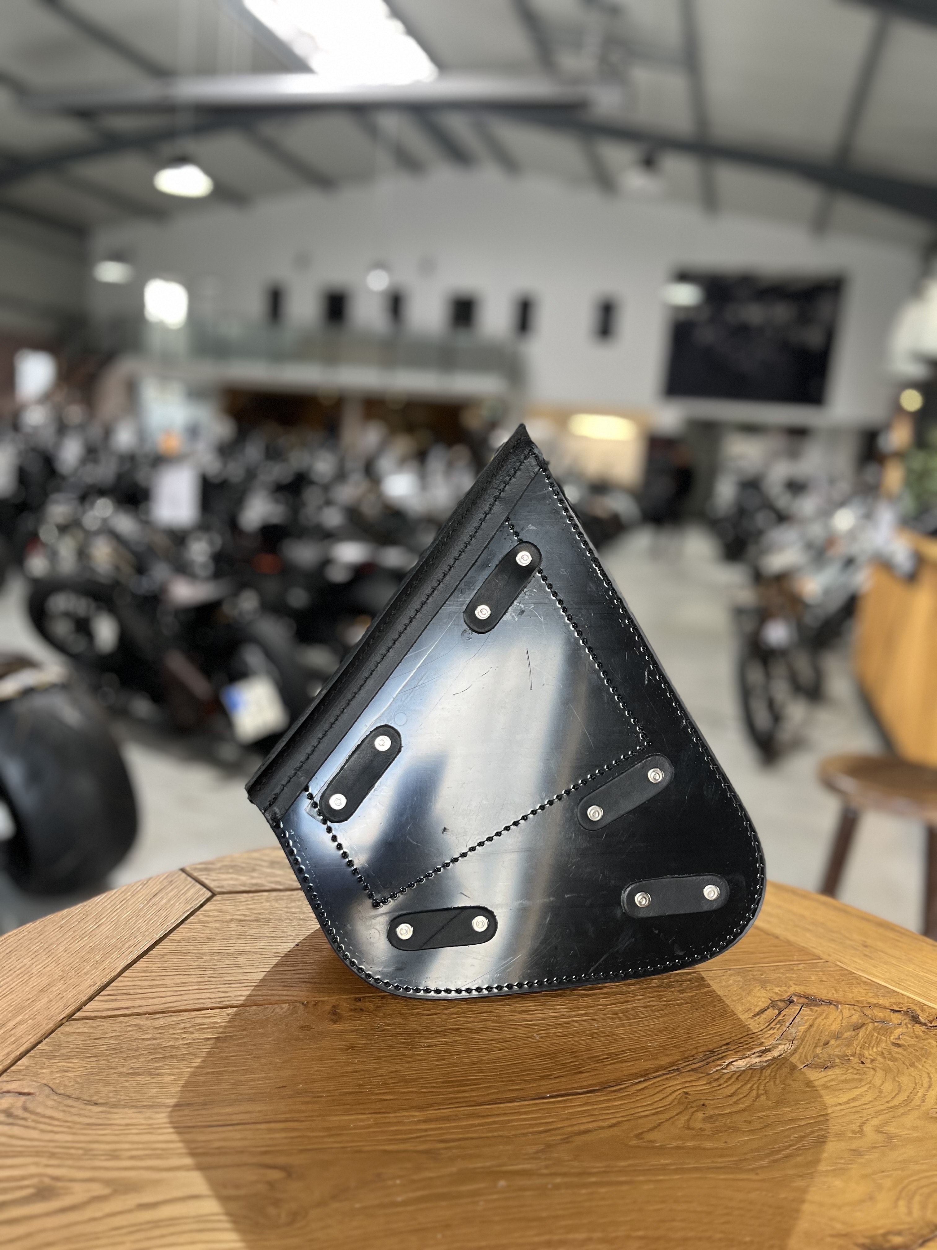 Hochwertige AGM Softail Schwingentasche Skull klein Echtleder inkl. Lederriemen für Softail Modelle  