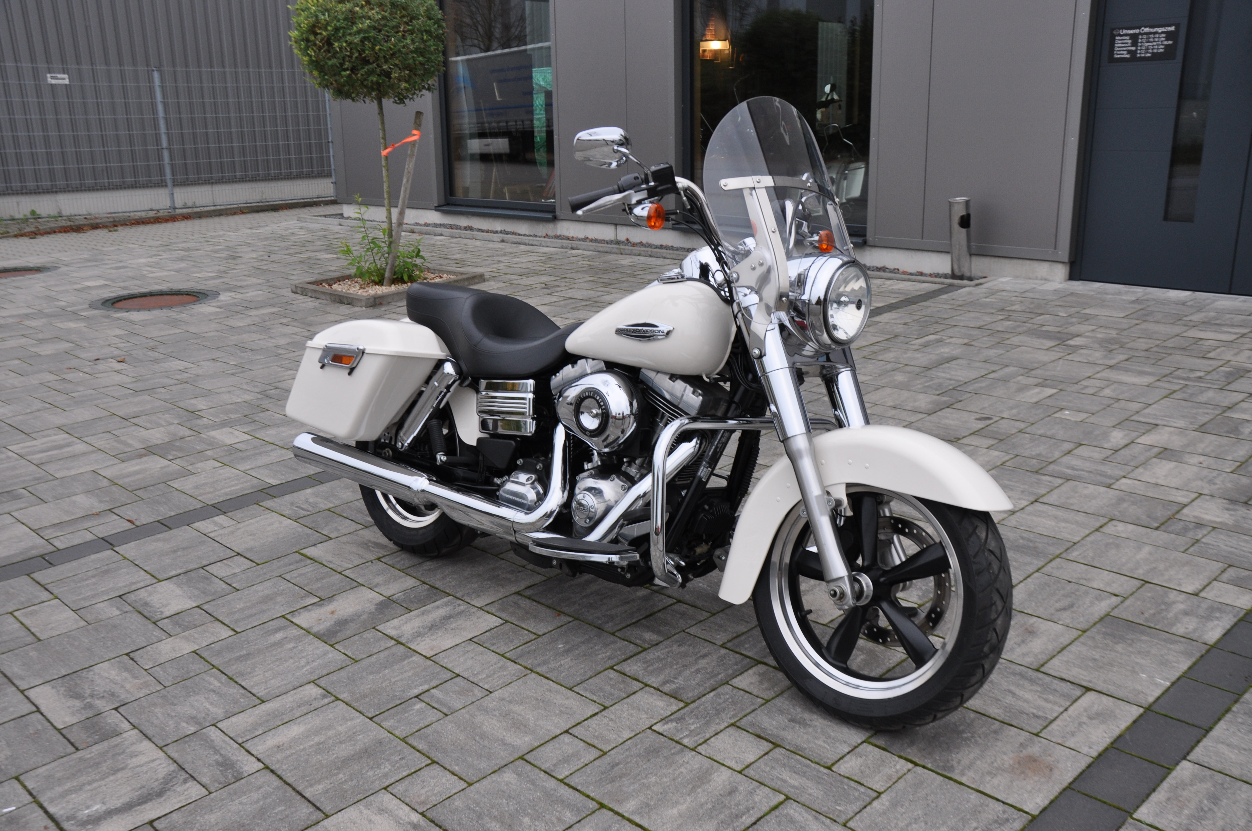 2012 Harley Davidson FLD Dyna Switchback 5HD1 Top Zustand viele Extras Finanzierung ab 5,99% möglich 