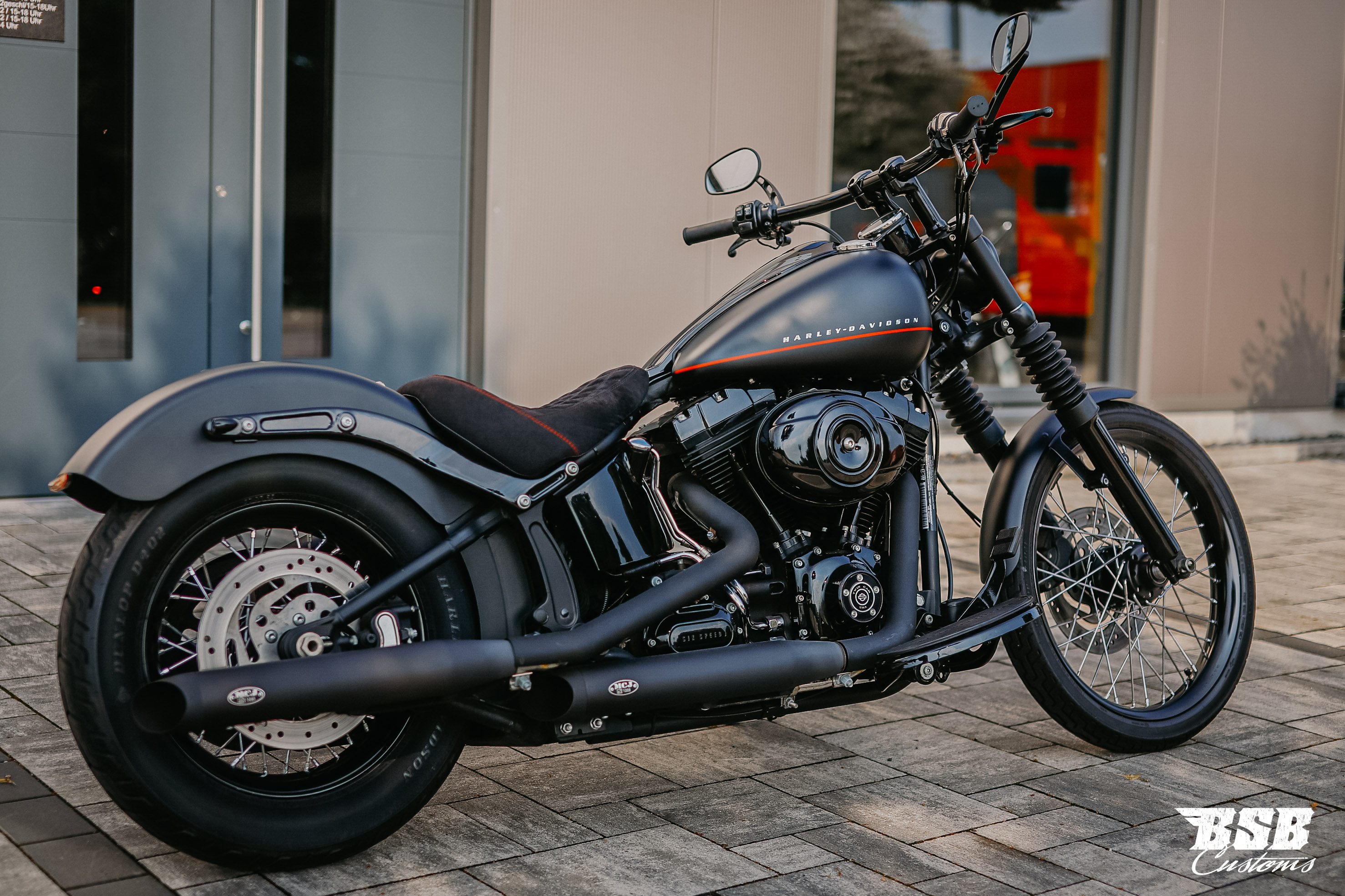 2011 Harley Davidson FXS BLACKLINE // dezenter UMBAU //   MCJ Anlage / viele Extras // Finanzierung möglich  