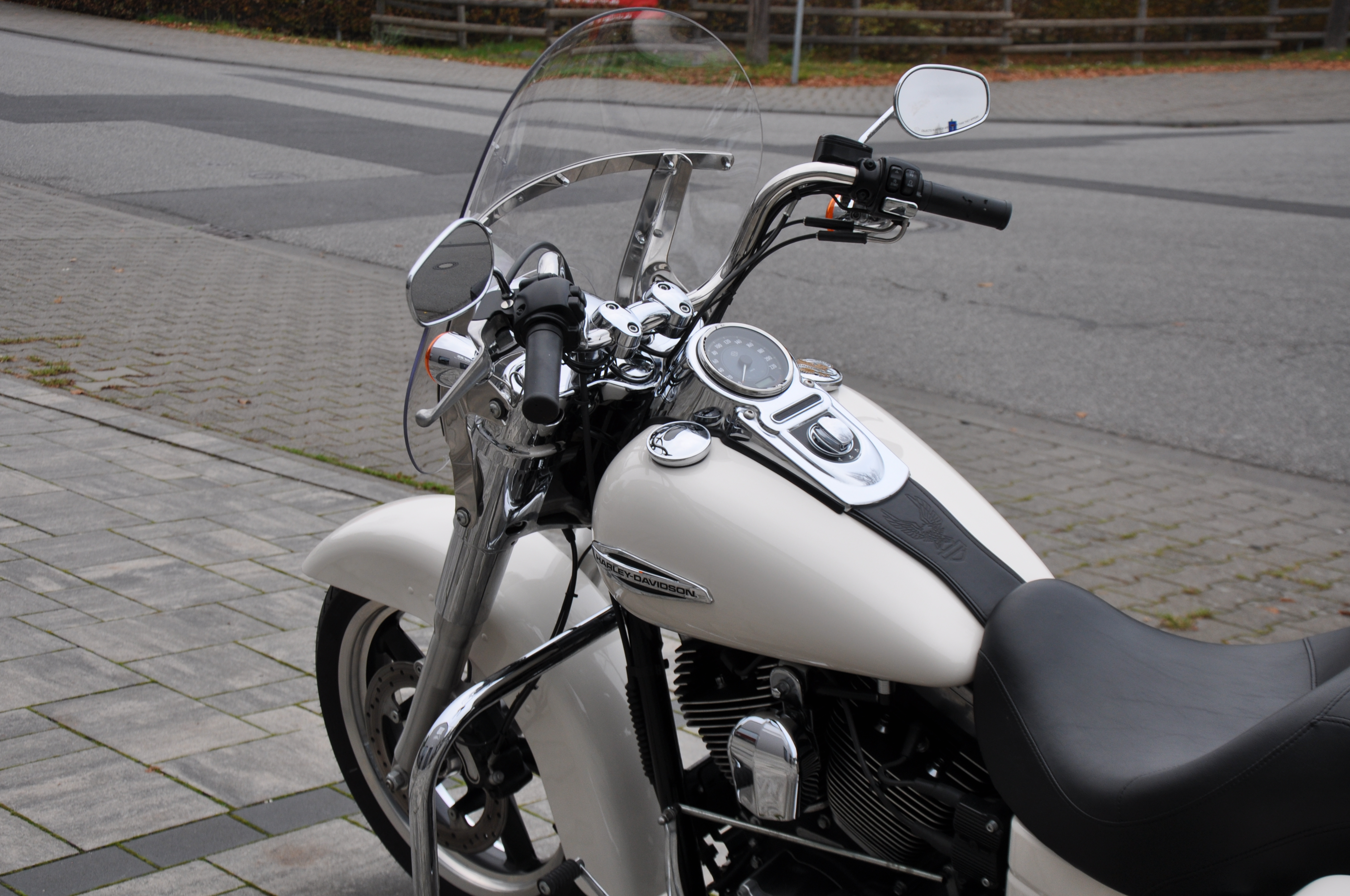 2012 Harley Davidson FLD Dyna Switchback 5HD1 Top Zustand viele Extras Finanzierung ab 5,99% möglich 