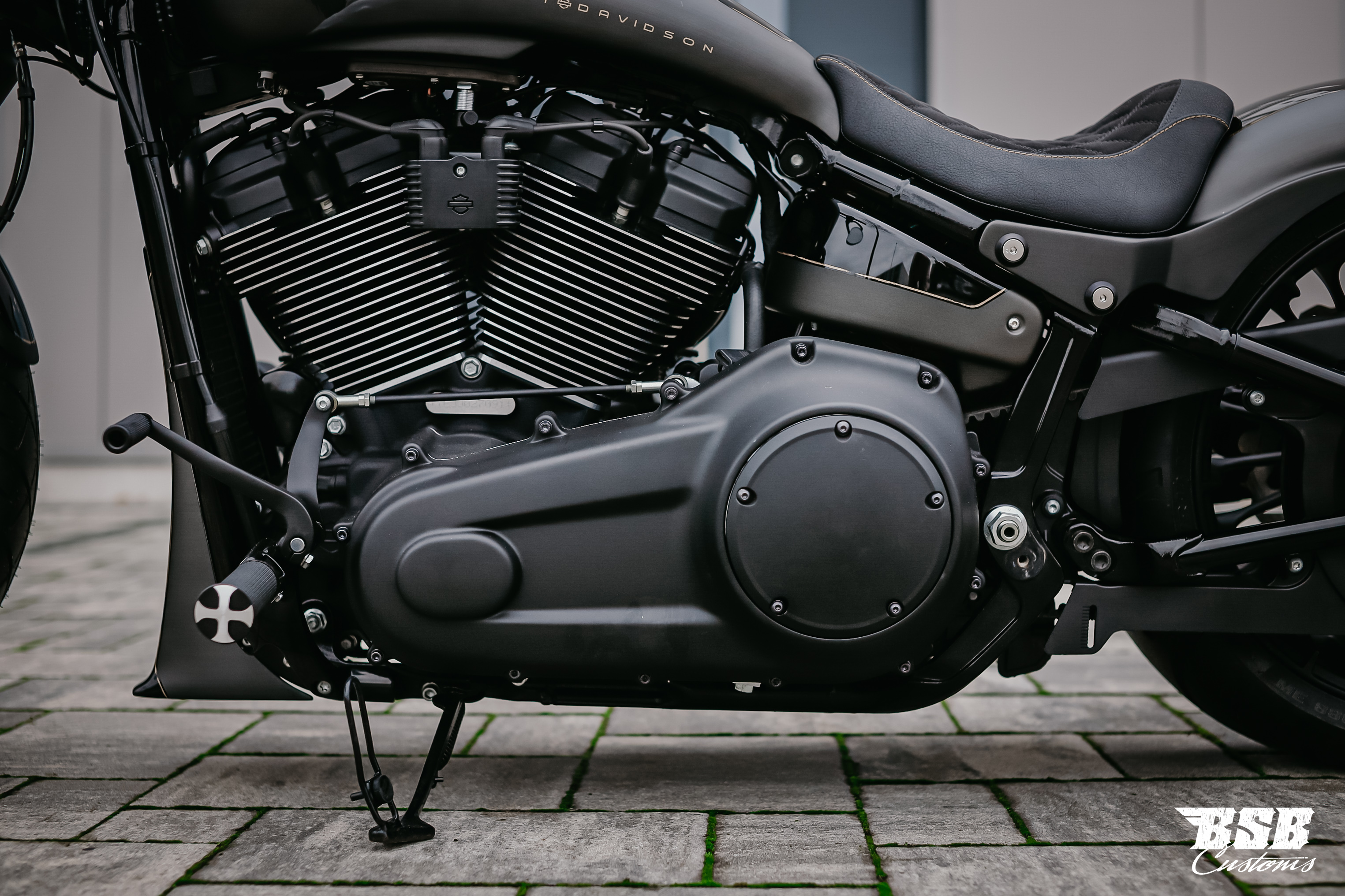 Killer Custom "Aggressor" Series Softail M8 Radiator Cover (2018–2024) // Bug Spoiler  - TÜV