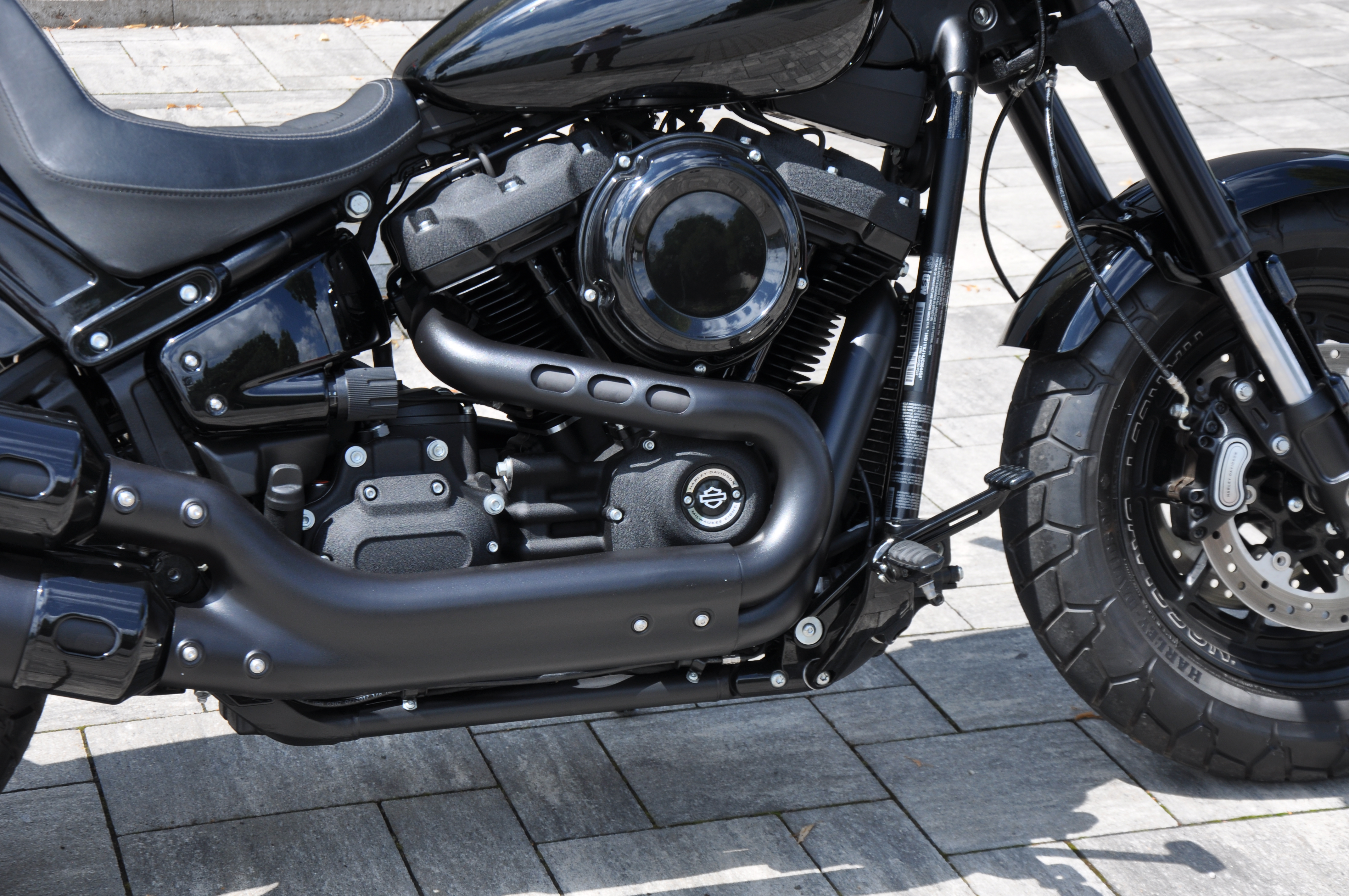 2018 Harley Davidson FXFB FAT BOB "Black Edition" / Jekill & Hyde  Anlage  //  TOP ZUSTAND // Finanzierung möglich  