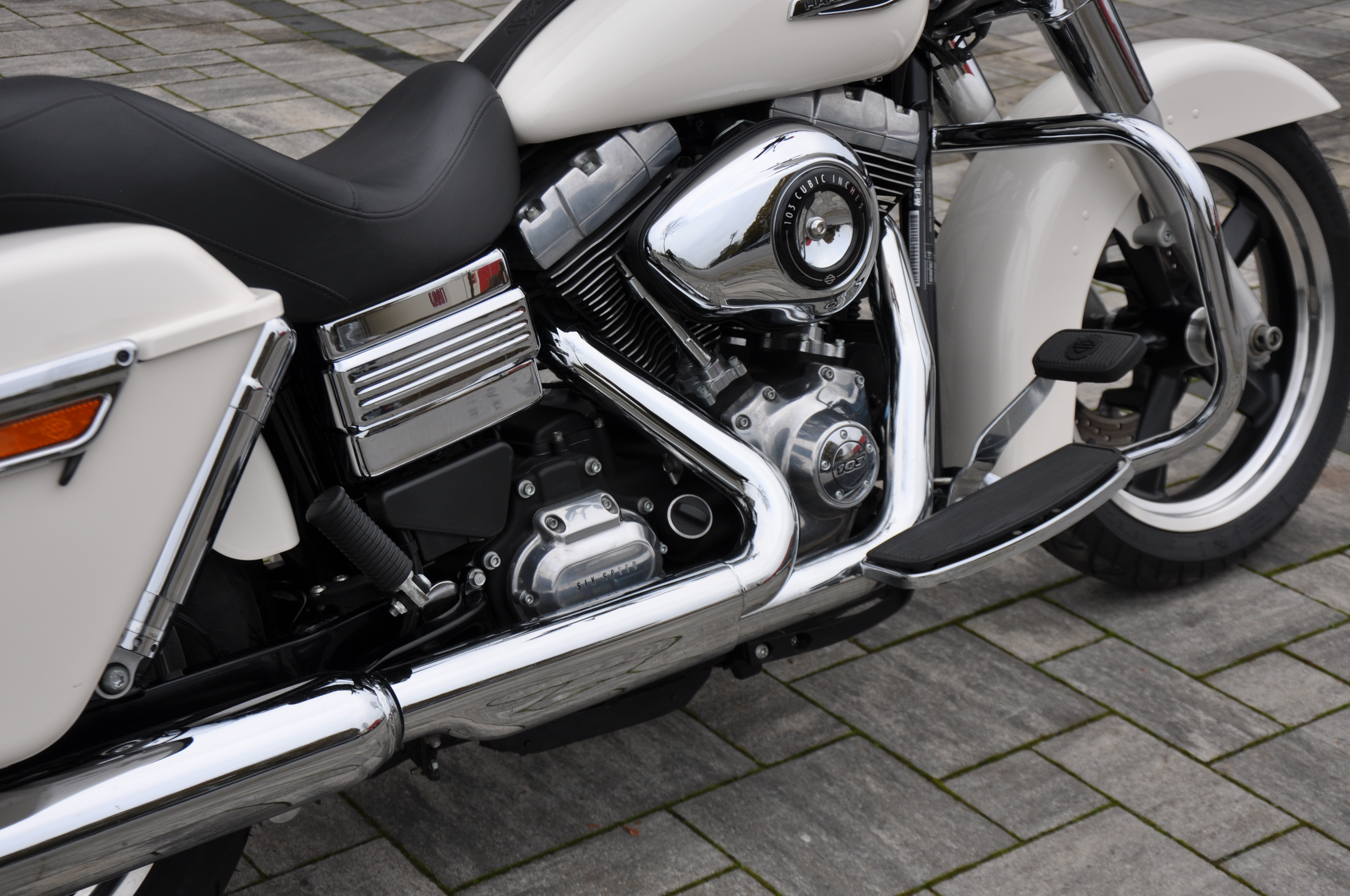 2012 Harley Davidson FLD Dyna Switchback 5HD1 Top Zustand viele Extras Finanzierung ab 5,99% möglich 