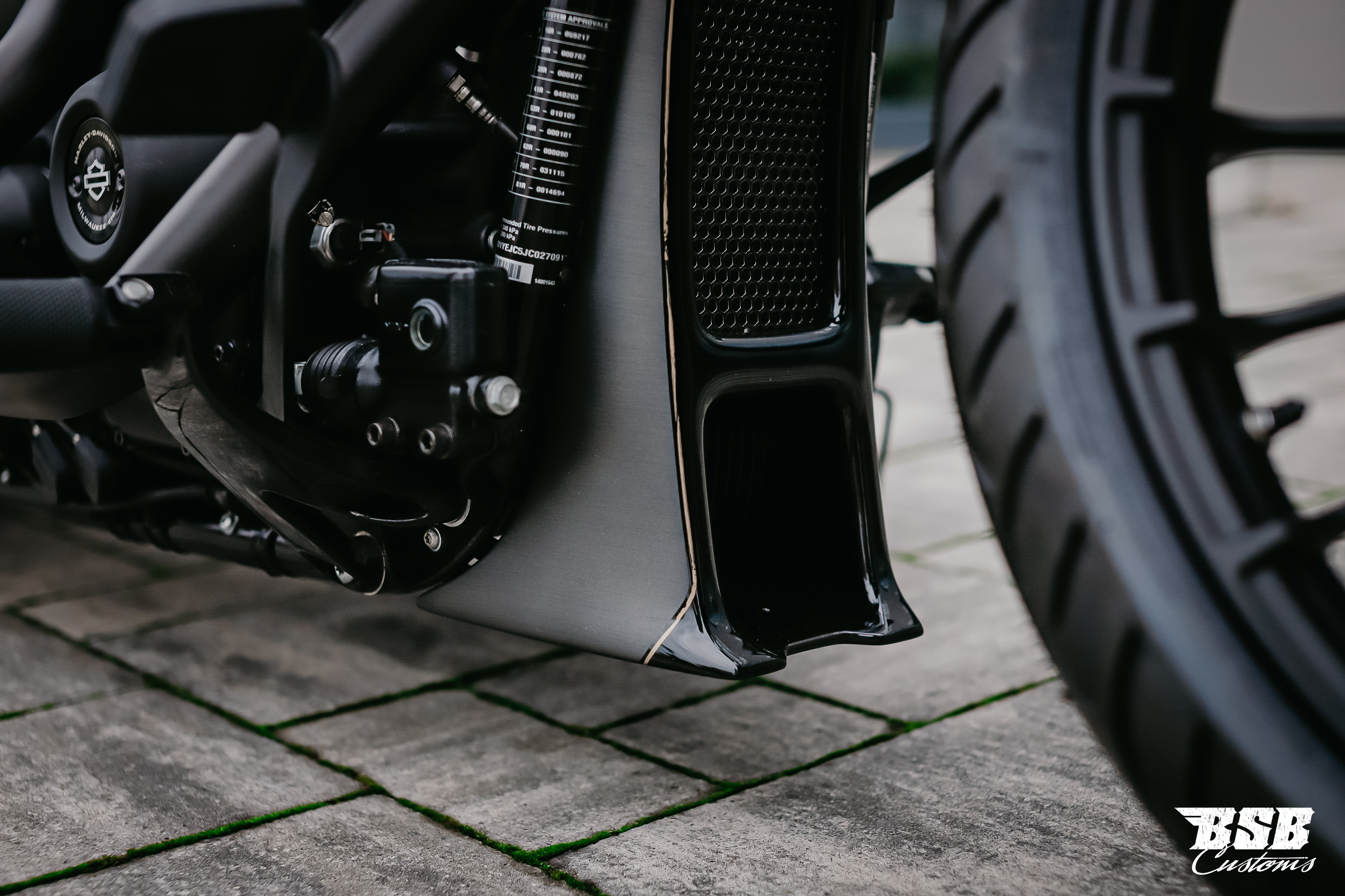 Killer Custom "Aggressor" Series Softail M8 Radiator Cover (2018–2024) // Bug Spoiler  - TÜV