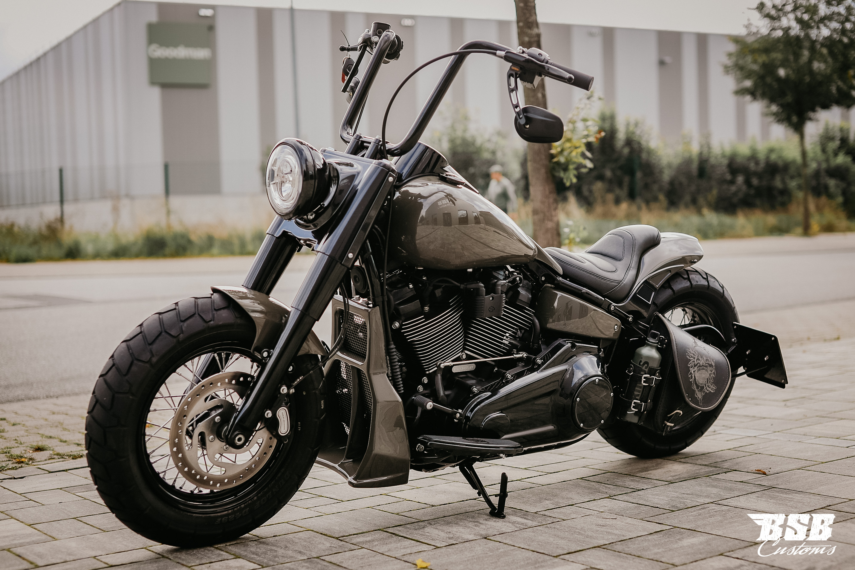 Killer Custom "Avenger" Series Softail M8 Radiator Cover (2018–2024)  Radiator Cover Bug Spoiler  mit TÜV 